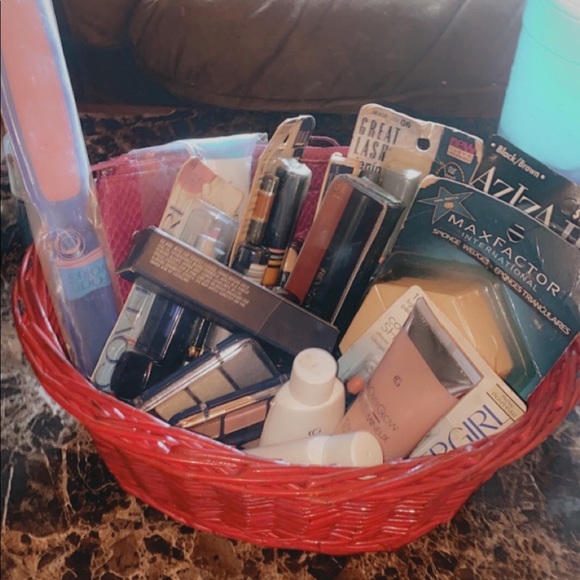 Makeup - Picture 3 of 6